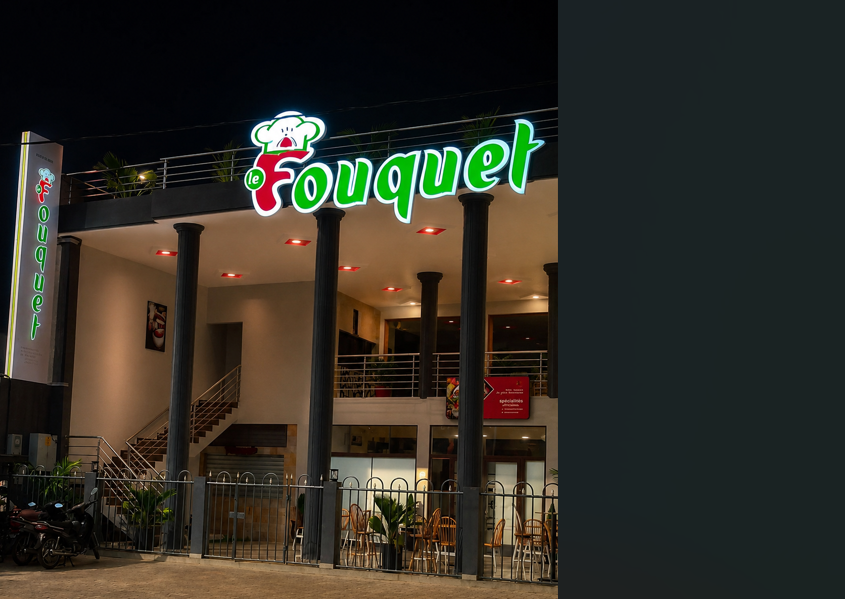 Façade nocturne lumineuse du restaurant Le Fouquet